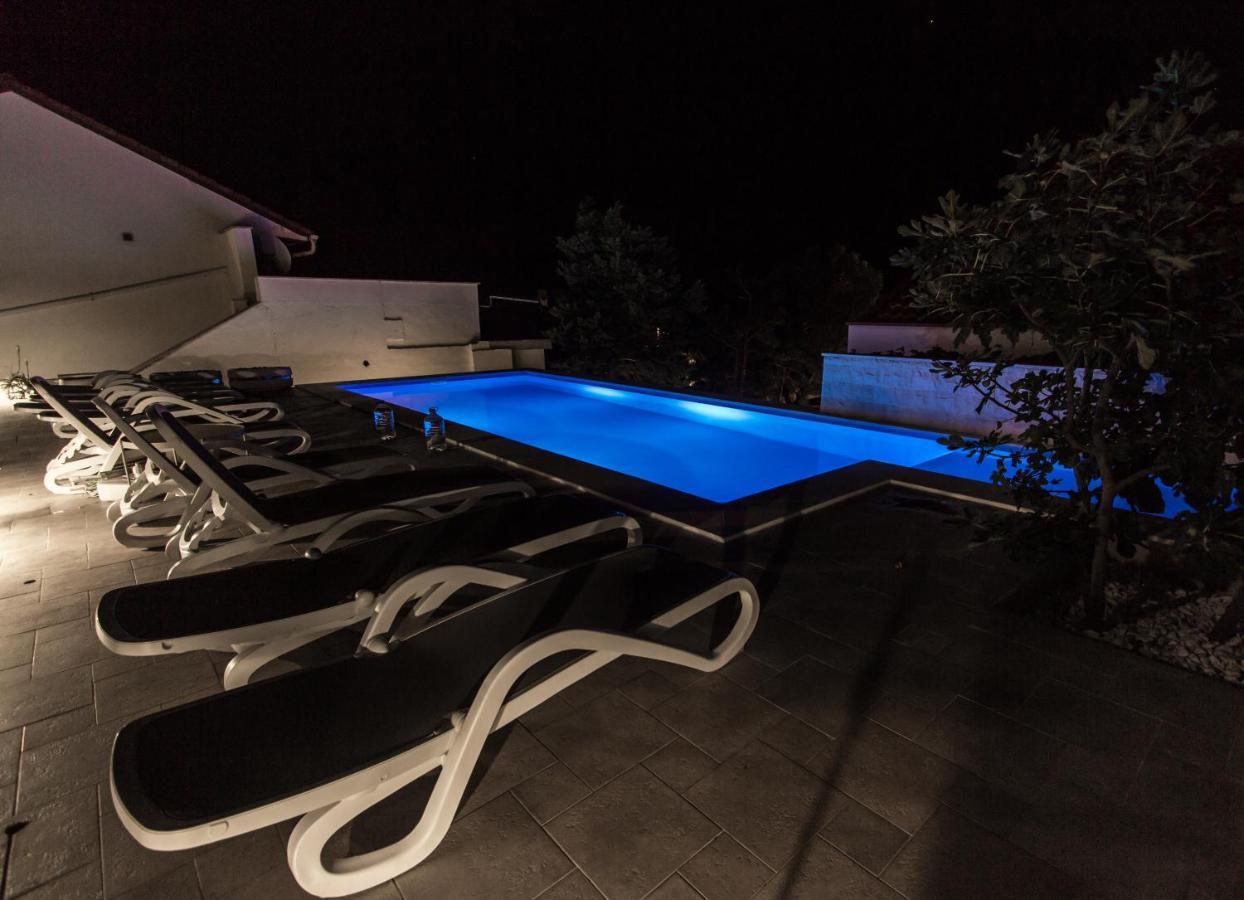 Beachfront Apartments Anita With Pool Karlobag Exterior foto